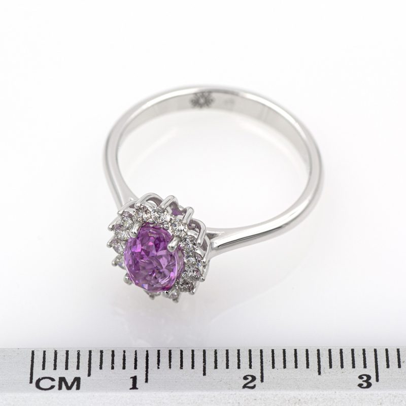 Anillo de oro blanco 18k con zafiro rosa de 1,40ct. y 0,30 ct. de diamantes con informe de joyería HRD.-Adamas Ibérica.