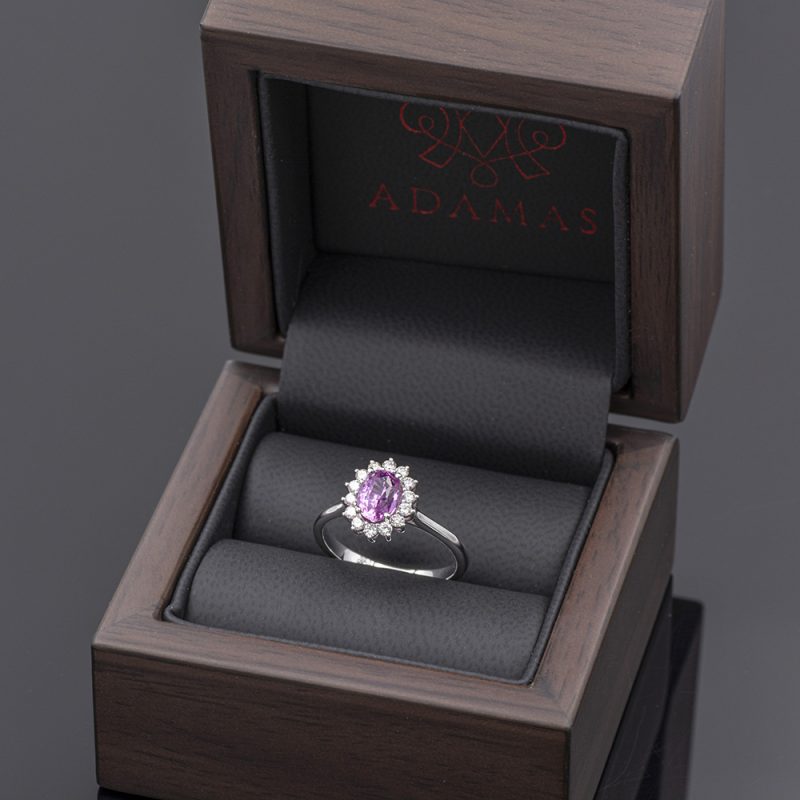 Anillo de oro blanco 18k con zafiro rosa de 1,40ct. y 0,30 ct. de diamantes con informe de joyería HRD.-Adamas Ibérica.