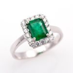 Anillo de oro blanco 18k con esmeralda de 1,35 ct y 0,40 ct. de diamantes con informe de joyería HRD.-Adamas Ibérica.