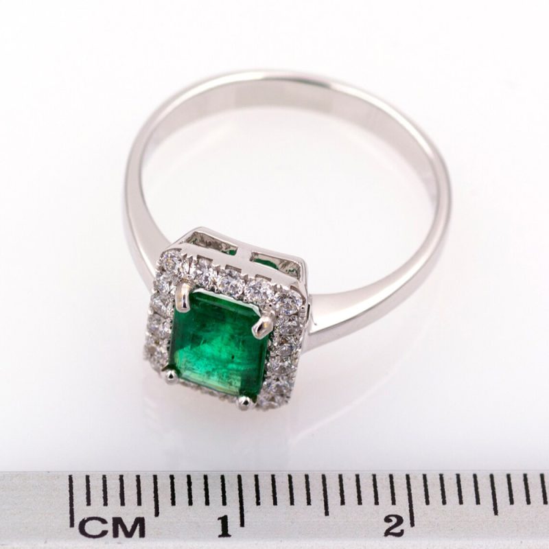 Anillo de oro blanco 18k con esmeralda de 1,35 ct y 0,40 ct. de diamantes con informe de joyería HRD.-Adamas Ibérica.