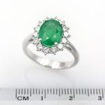 Anillo de oro blanco 750 con esmeralda de 2,40 ct. y 0,60 ct de diamantes con informe de joyería HRD.-Adamas Ibérica.