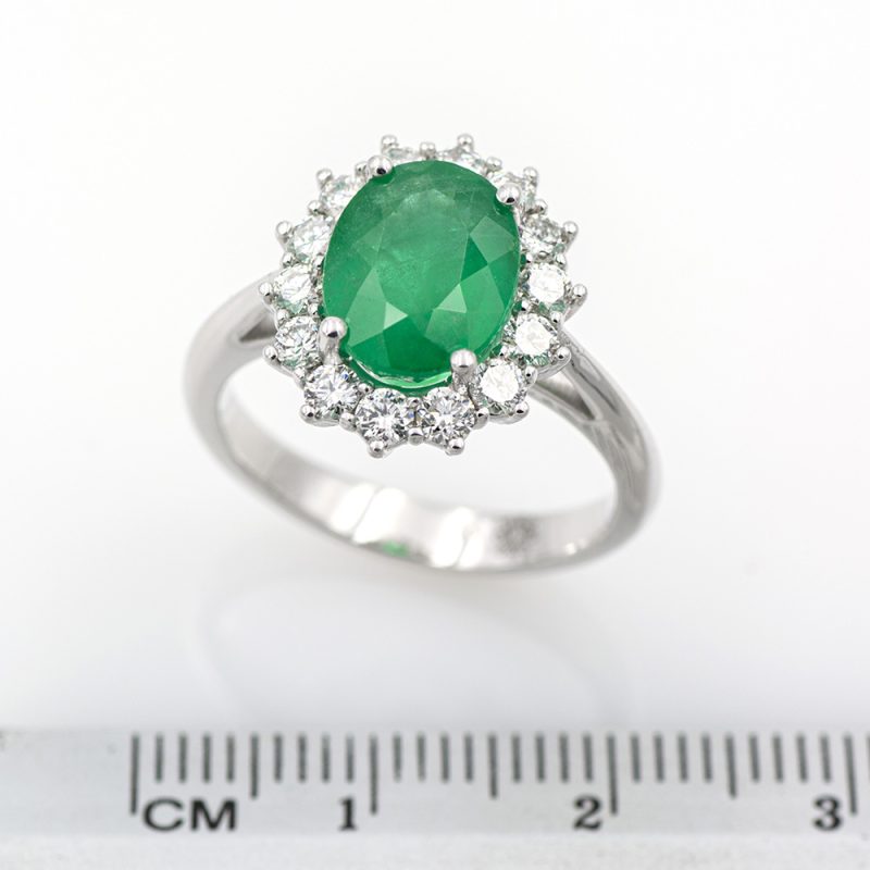 Anillo de oro blanco 750 con esmeralda de 2,40 ct. y 0,60 ct de diamantes con informe de joyería HRD.-Adamas Ibérica.