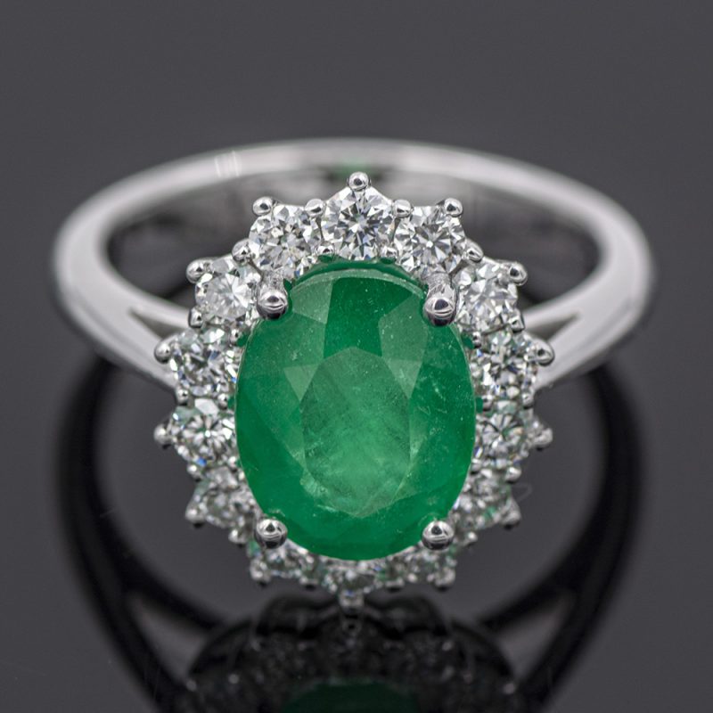 Anillo de oro blanco 750 con esmeralda de 2,40 ct. y 0,60 ct de diamantes con informe de joyería HRD.-Adamas Ibérica.