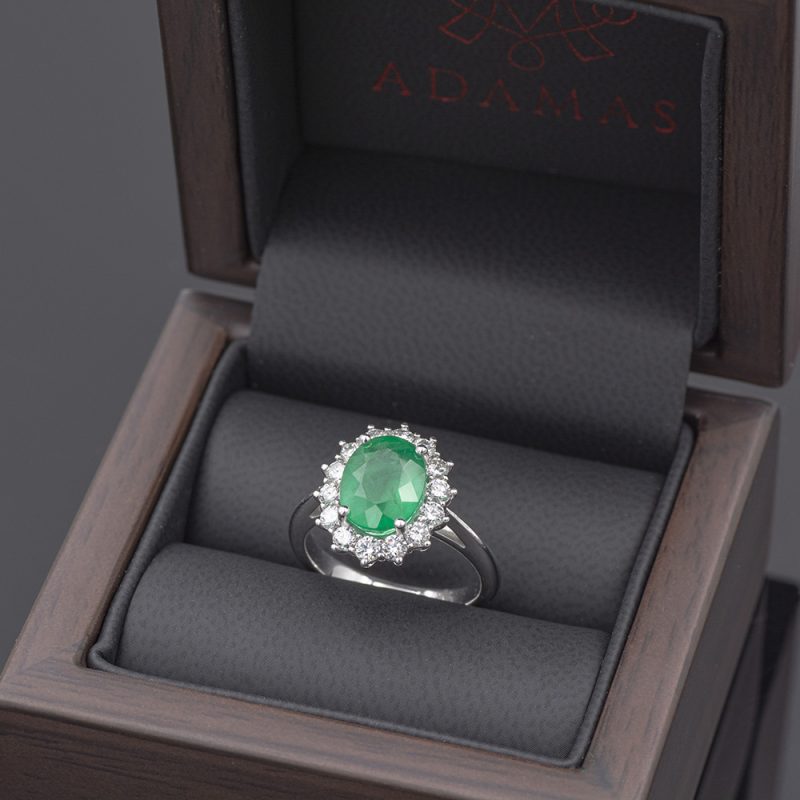 Anillo de oro blanco 750 con esmeralda de 2,40 ct. y 0,60 ct de diamantes con informe de joyería HRD.-Adamas Ibérica.