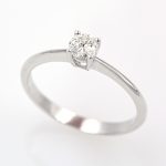 Anillo solitario de oro blanco 18k con diamante talla brillante de 0,32 ct.-Adamas Ibérica.