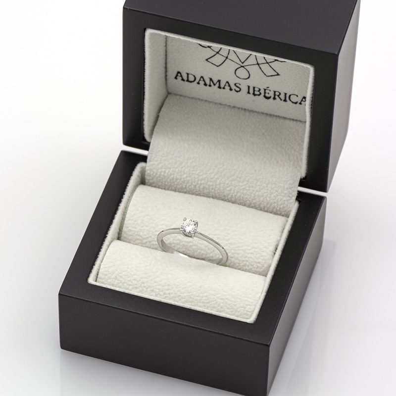 Anillo solitario de oro blanco 18k con diamante talla brillante de 0,32 ct.-Adamas Ibérica.