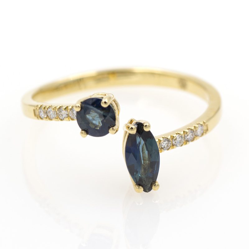 Anillo de brazo doble de oro amarillo 18k. con zafiros azules y diamantes. -Adamas Ibérica.