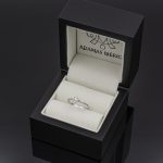 Anillo forma de flor de oro blanco 750 con 0,12 ct. de diamantes.-Adamas Ibérica.