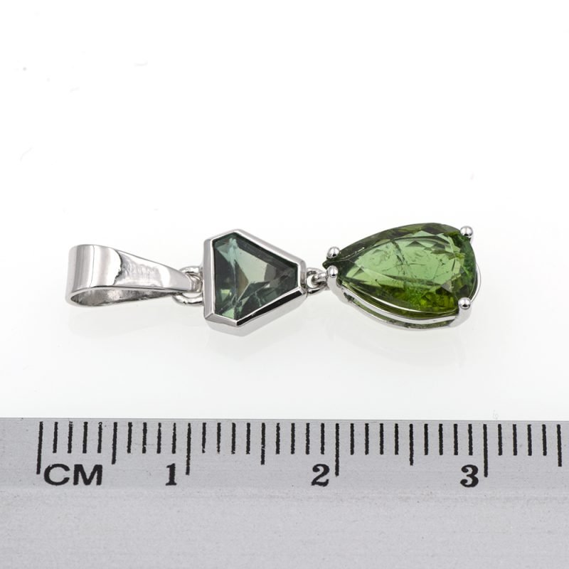 Colgante de oro blanco 18k/750 con 2,60 ct. de turmalinas verdes.