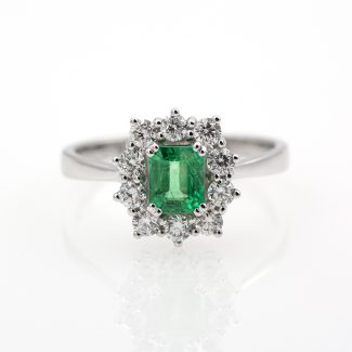 Anillo de oro blanco 750 con esmeralda de 0.68 ct. y 0.50 ct. de diamantes.