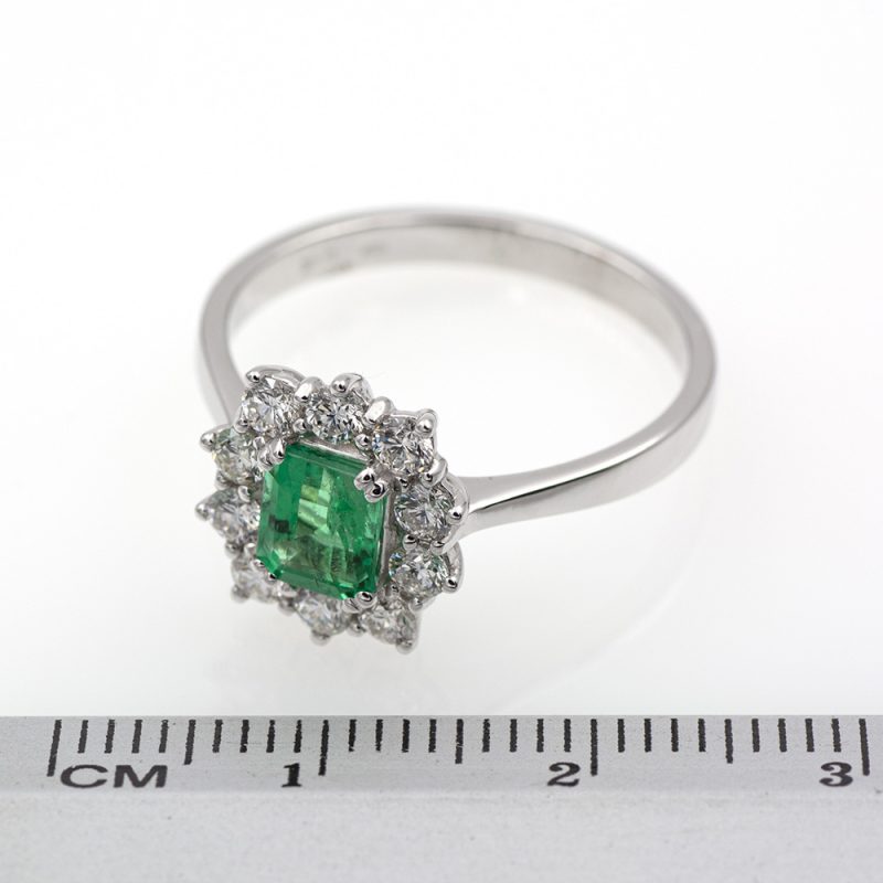 Anillo de oro blanco 750 con esmeralda de 0.68 ct. y 0.50 ct. de diamantes.