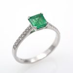 Anillo de oro blanco 750 con esmeralda de 0.84 ct. y 0.13 ct. de diamantes.