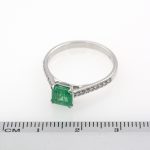 Anillo de oro blanco 750 con esmeralda de 0.84 ct. y 0.13 ct. de diamantes.