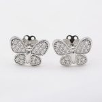 Pendientes de oro blanco de primera ley con forma de mariposa con diamantes naturales.