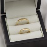 Alianzas personalizadas de oro de primera ley con la huella dactilar de los novios en relieve.