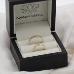Alianzas personalizadas de oro de primera ley con la huella dactilar de los novios en relieve.