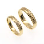 Alianzas realizadas a medida de oro amarillo con la huella dactilar de los novios.