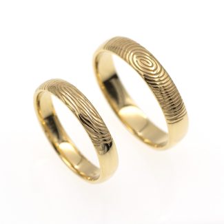 Alianzas realizadas a medida de oro amarillo con la huella dactilar de los novios.