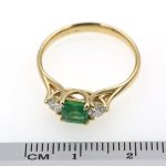 Anillo de oro amarillo 18k con esmeralda de 0,55 ct. y 0,26 ct. de diamantes.