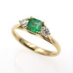 Anillo de oro amarillo 18k con esmeralda de 0,55 ct. y 0,26 ct. de diamantes.