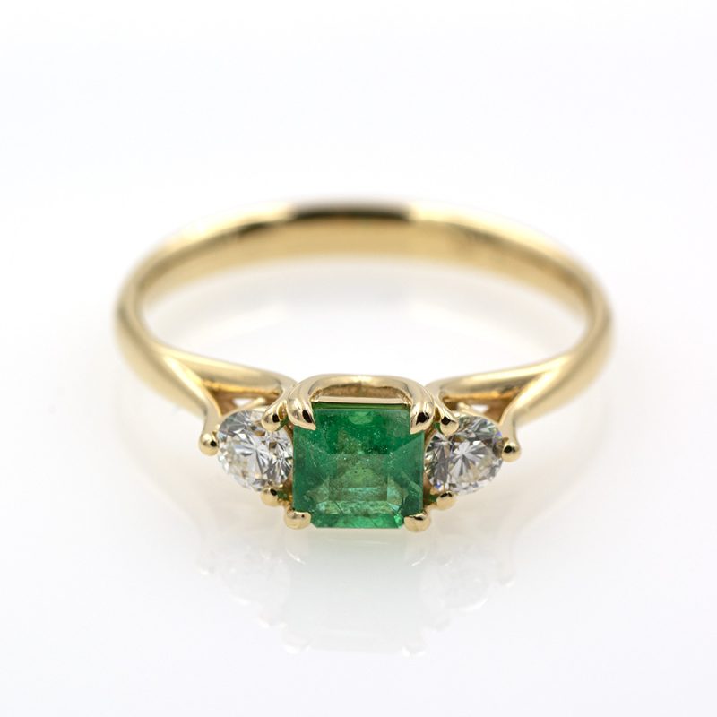 Anillo de oro amarillo 18k con esmeralda de 0,55 ct. y 0,26 ct. de diamantes.