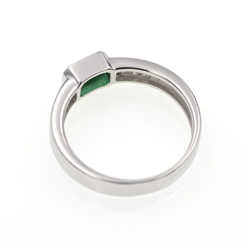 Anillo de oro blanco con esmeralda verde vivo y diamantes.