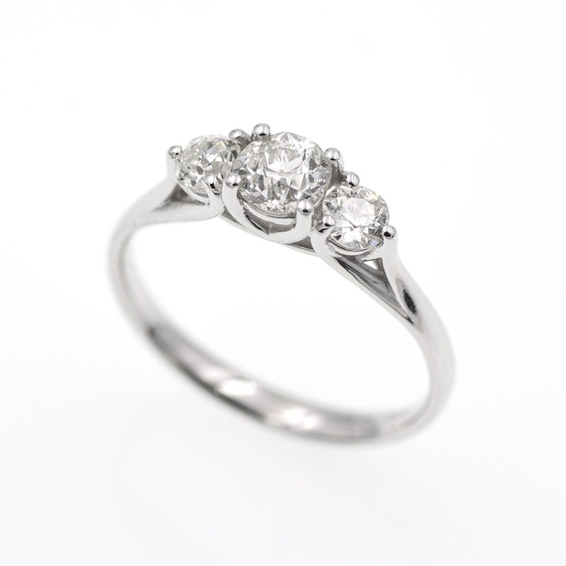 Anillo tresillo de blanco con 0,95 ct. de diamantes.