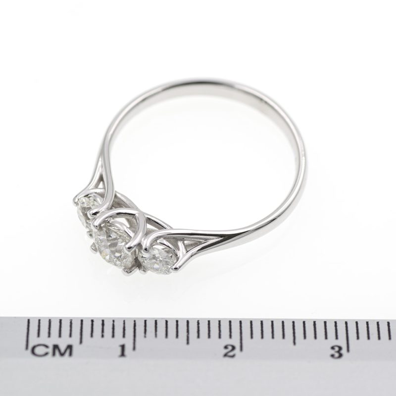 Anillo tresillo de blanco con 0,95 ct. de diamantes.