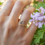 Anillo de oro amarillo con aguamarina y diamantes.