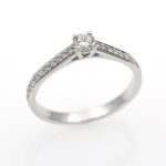 Anillo de oro y diamantes.