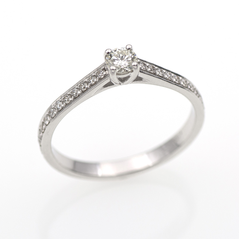 Anillo de oro blanco de primera ley con diamantes naturales. Pedido personalizado. Anillo de oro y diamantes.