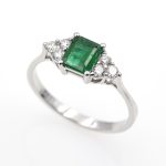 Anillo de oro blanco de primera ley con esmeralda y diamantes.