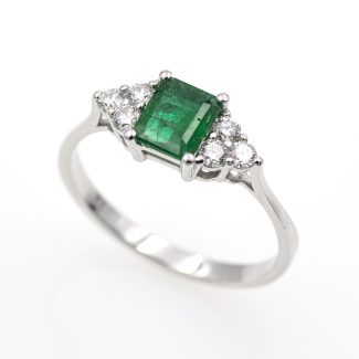 Anillo de oro blanco de primera ley con esmeralda y diamantes.