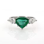 Anillo exclusivo de oro blanco de 18 quilates con una esmeralda y dos diamantes.