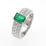 Anillo exclusivo de esmeralda y diamantes en oro blanco.