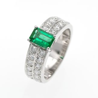 Anillo exclusivo de esmeralda y diamantes en oro blanco.