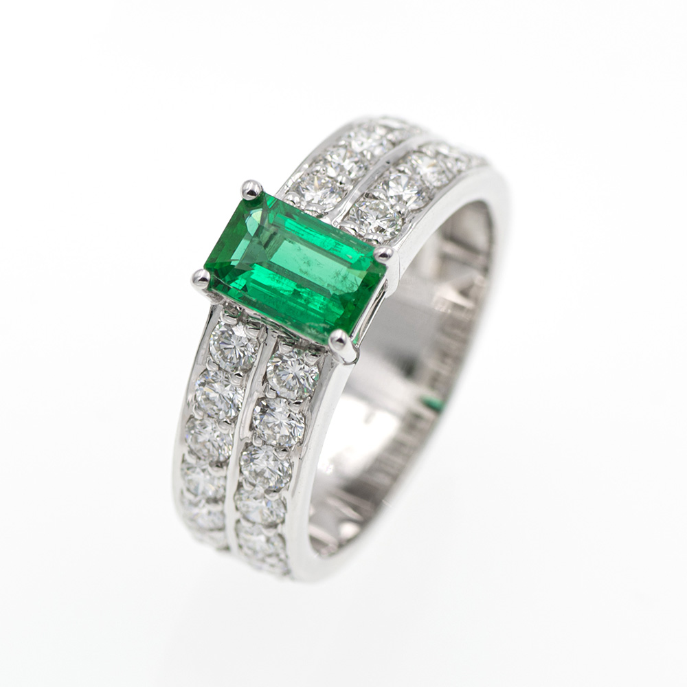 Anillo-de-oro-blanco-con-una-esmeralda-de-0-80-ct-y-1-20-ct-de-diamantes-1 Anillo exclusivo de esmeralda y diamantes en oro blanco.