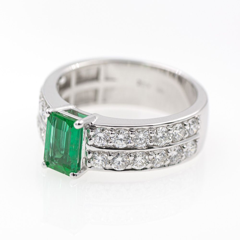 Anillo-de-oro-blanco-con-una-esmeralda-de-0-80-ct-y-1-20-ct-de-diamantes-2 Anillo exclusivo de esmeralda y diamantes en oro blanco.