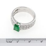 Anillo exclusivo de esmeralda y diamantes en oro blanco.
