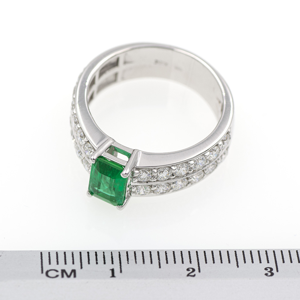 Anillo-de-oro-blanco-con-una-esmeralda-de-0-80-ct-y-1-20-ct-de-diamantes-3 Anillo exclusivo de esmeralda y diamantes en oro blanco.