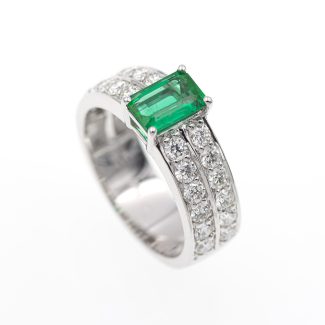 Anillo exclusivo de esmeralda y diamantes en oro blanco.