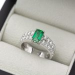 Anillo exclusivo de esmeralda y diamantes en oro blanco.