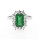 Anillo de oro blanco de primera ley con una esmeralda de 1,35 ct. y 0,77 ct. de diamantes naturales.