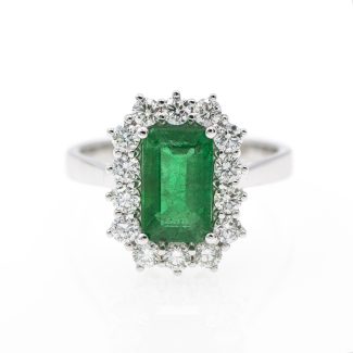 Anillo de oro blanco de primera ley con una esmeralda de 1,35 ct. y 0,77 ct. de diamantes naturales.