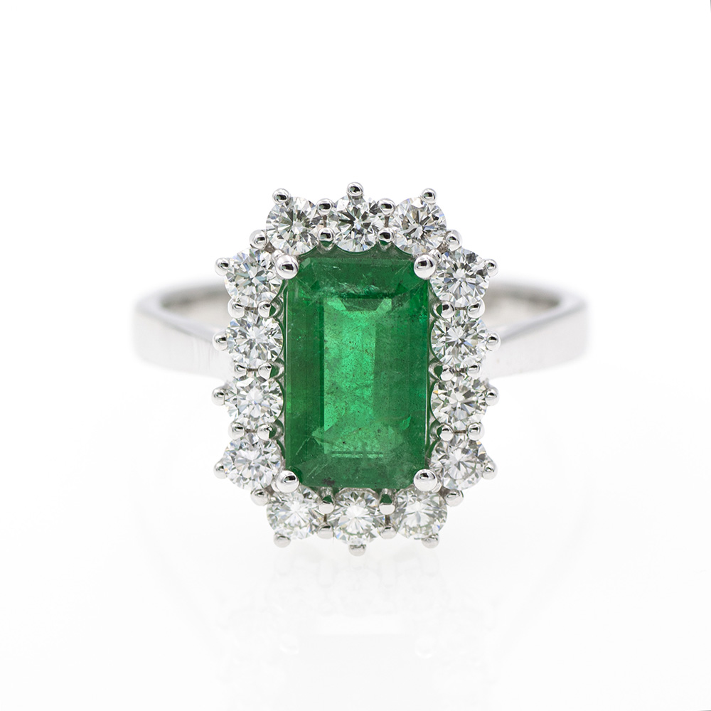 Anillo-de-oro-blanco-con-una-esmeralda-de-1-35-ct-y-0-77-ct-de-diamantes-1 Anillo de oro blanco de primera ley con una esmeralda de 1,35 ct. y 0,77 ct. de diamantes naturales.