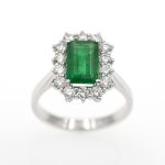 Anillo de oro blanco de primera ley con una esmeralda de 1,35 ct. y 0,77 ct. de diamantes naturales.