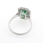 Anillo de oro blanco de primera ley con una esmeralda de 1,35 ct. y 0,77 ct. de diamantes naturales.
