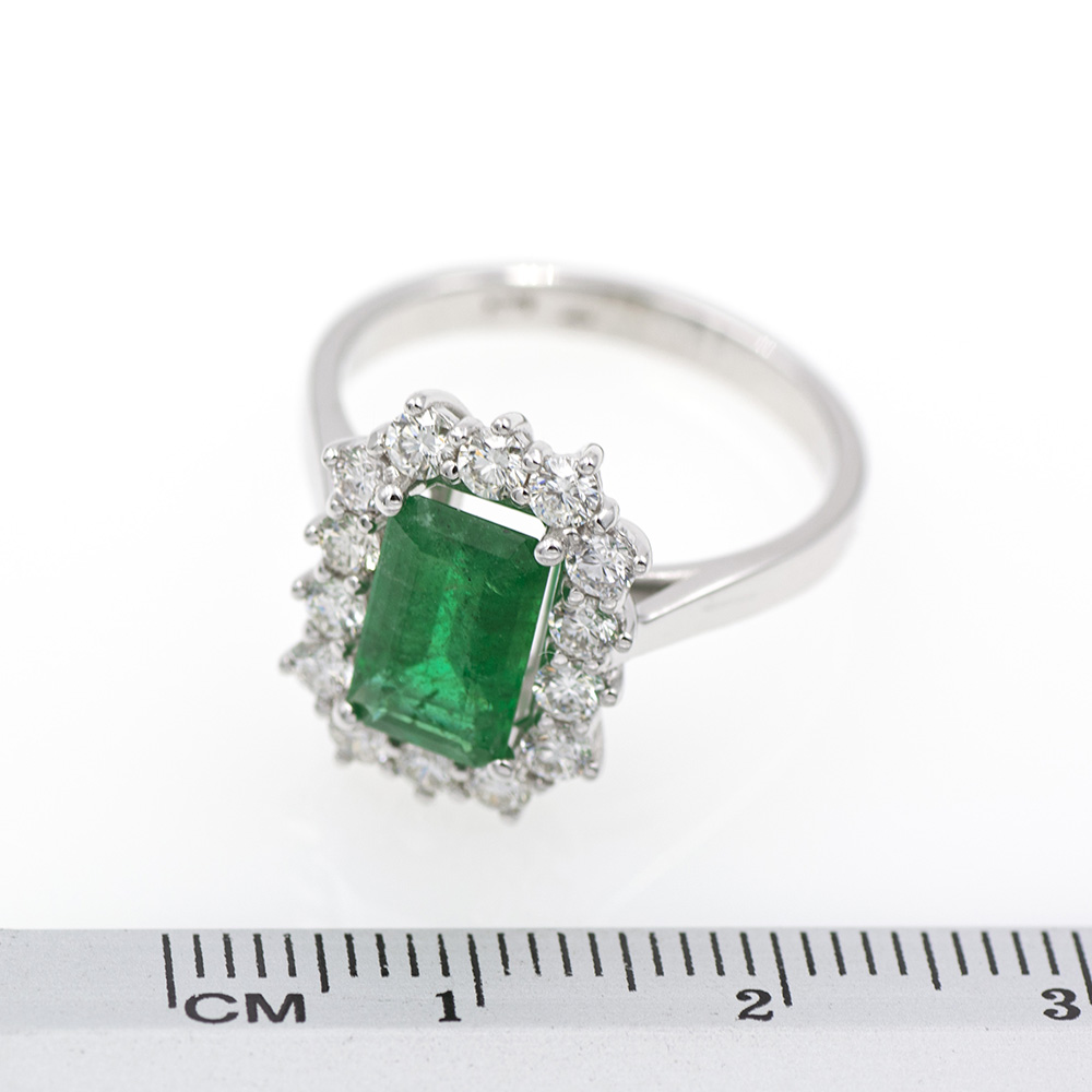 Anillo-de-oro-blanco-con-una-esmeralda-de-1-35-ct-y-0-77-ct-de-diamantes-3 Anillo de oro blanco de primera ley con una esmeralda de 1,35 ct. y 0,77 ct. de diamantes naturales.