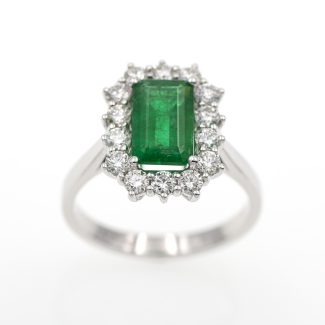 Anillo de oro blanco de primera ley con una esmeralda de 1,35 ct. y 0,77 ct. de diamantes naturales.