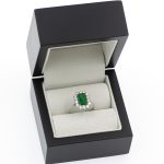 Anillo de oro blanco de primera ley con una esmeralda de 1,35 ct. y 0,77 ct. de diamantes naturales.